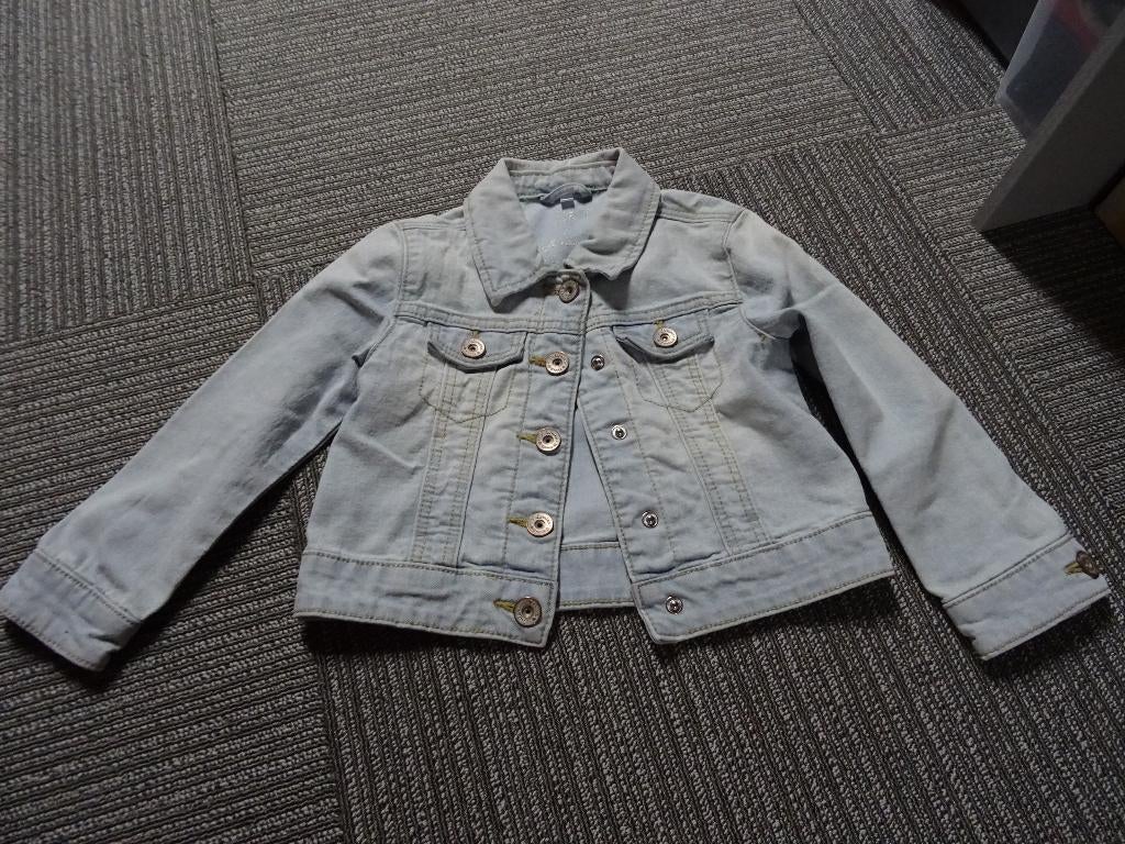 Jeans jasje - maat 98 - zo goed als nieuw, Kinderen en Baby's, Kinderkleding | Maat 98, Meisje, C&a, Ophalen of Verzenden, Zo goed als nieuw