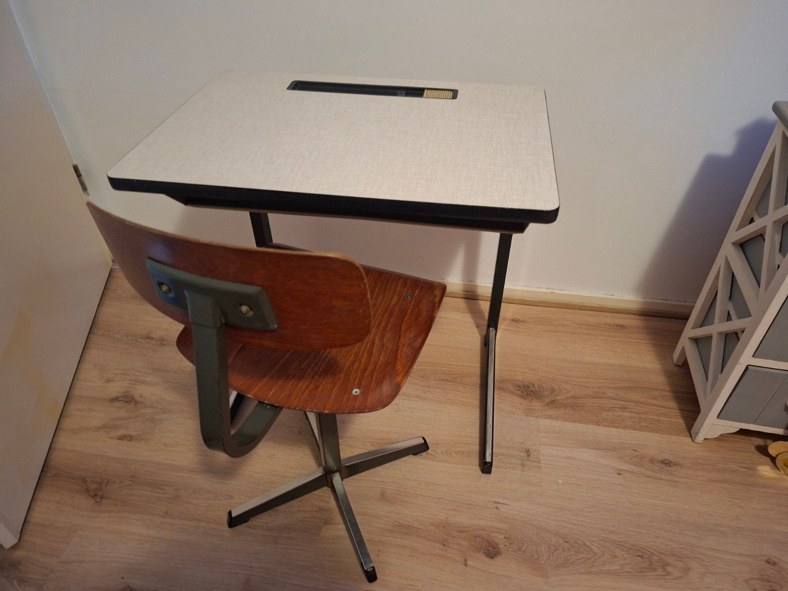 Vintage kinderbureau met stoel, Kinderen en Baby's, Kinderkamer | Tafels en Stoelen, Ophalen, Gebruikt, Tafel(s) en Stoel(en)