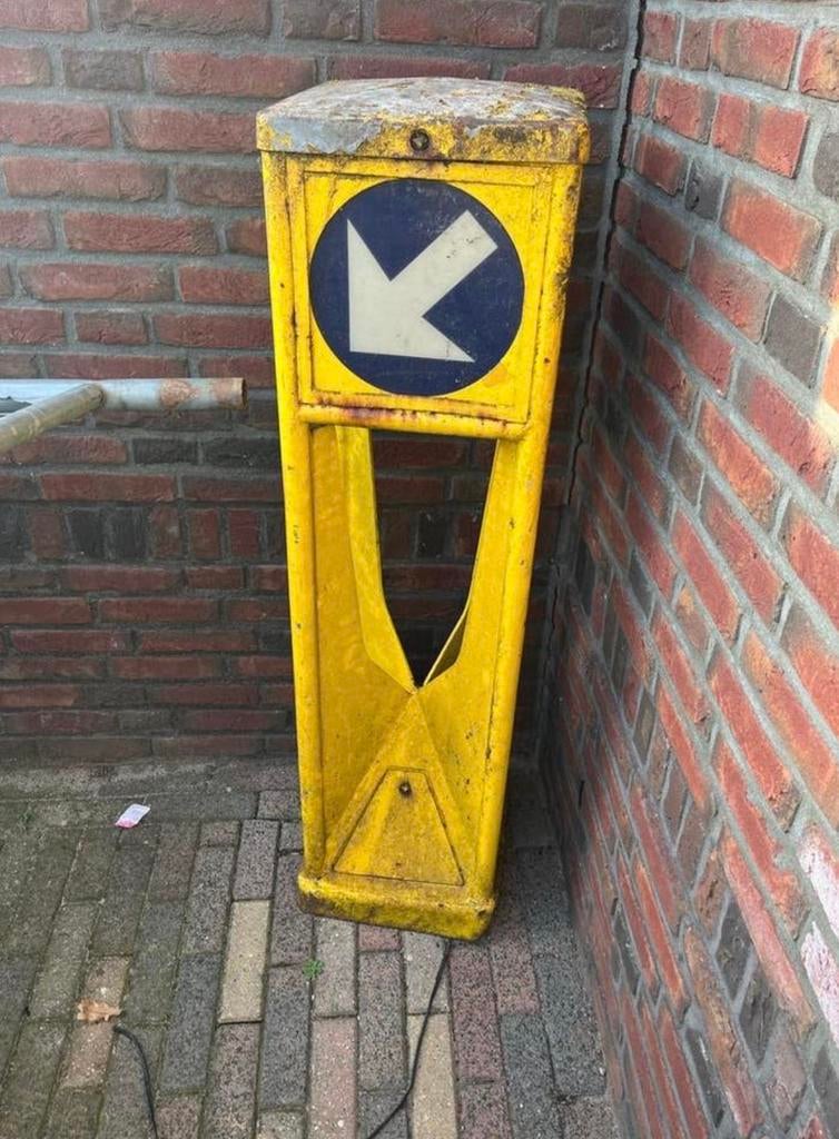 Gele Verkeerszuil met Pijl - Gebruikt, Ophalen