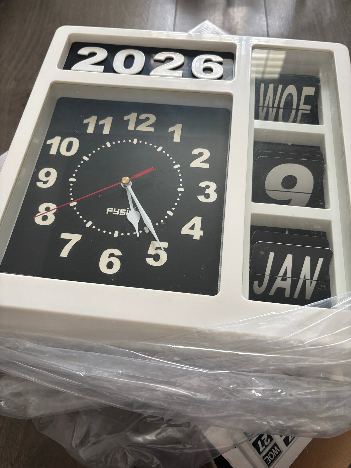 Fysic Kalenderklok FK-247 met grote cijfers, Huis en Inrichting, Woonaccessoires | Klokken, Nieuw, Wandklok, Analoog en Digitaal