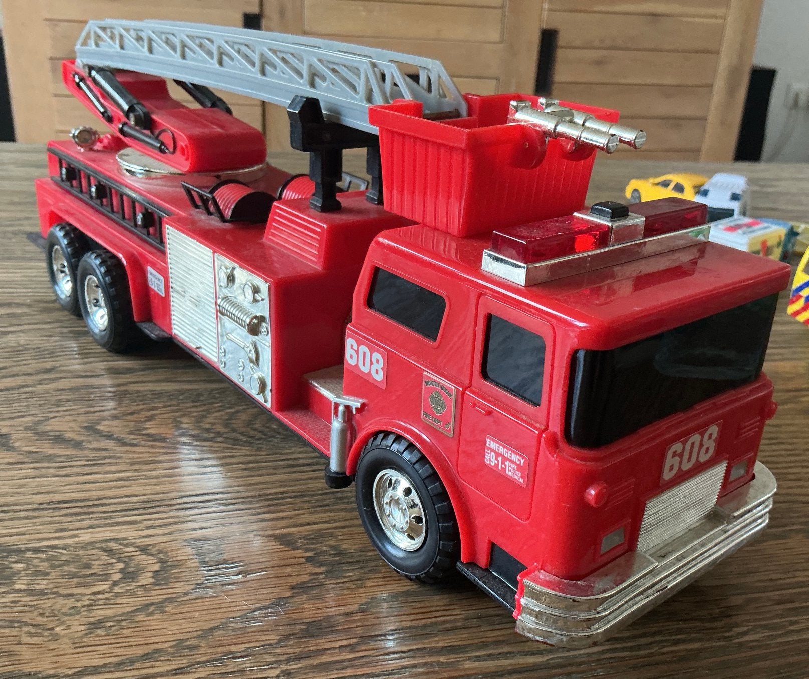 Brandweerwagen met Sirene en licht effecten 38.5 Cm, Ophalen of Verzenden, Zo goed als nieuw, Bus of Vrachtwagen