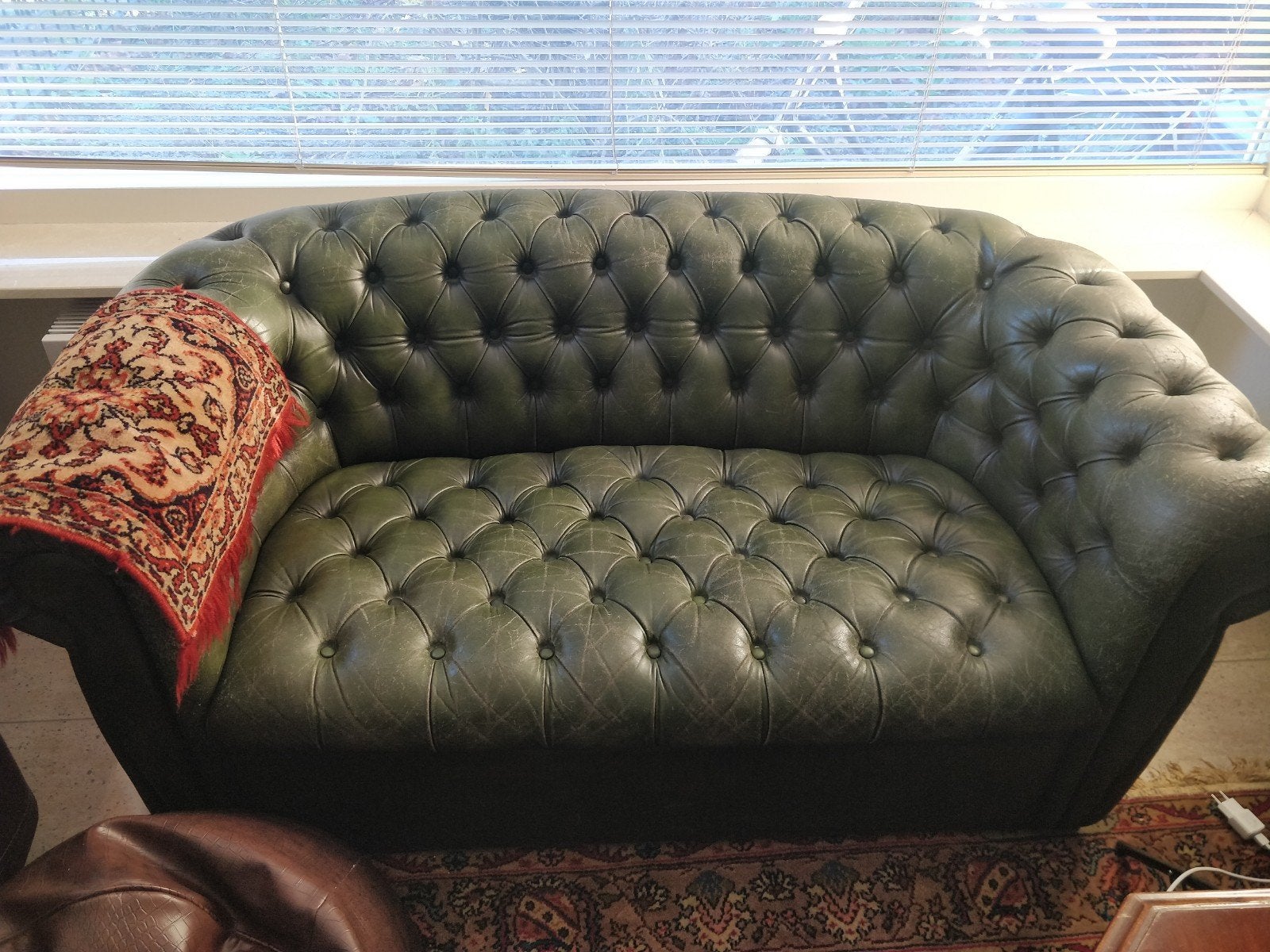 Chesterfield tweezitsbank groen leer - beschadigd, Antiek en Kunst, Ophalen