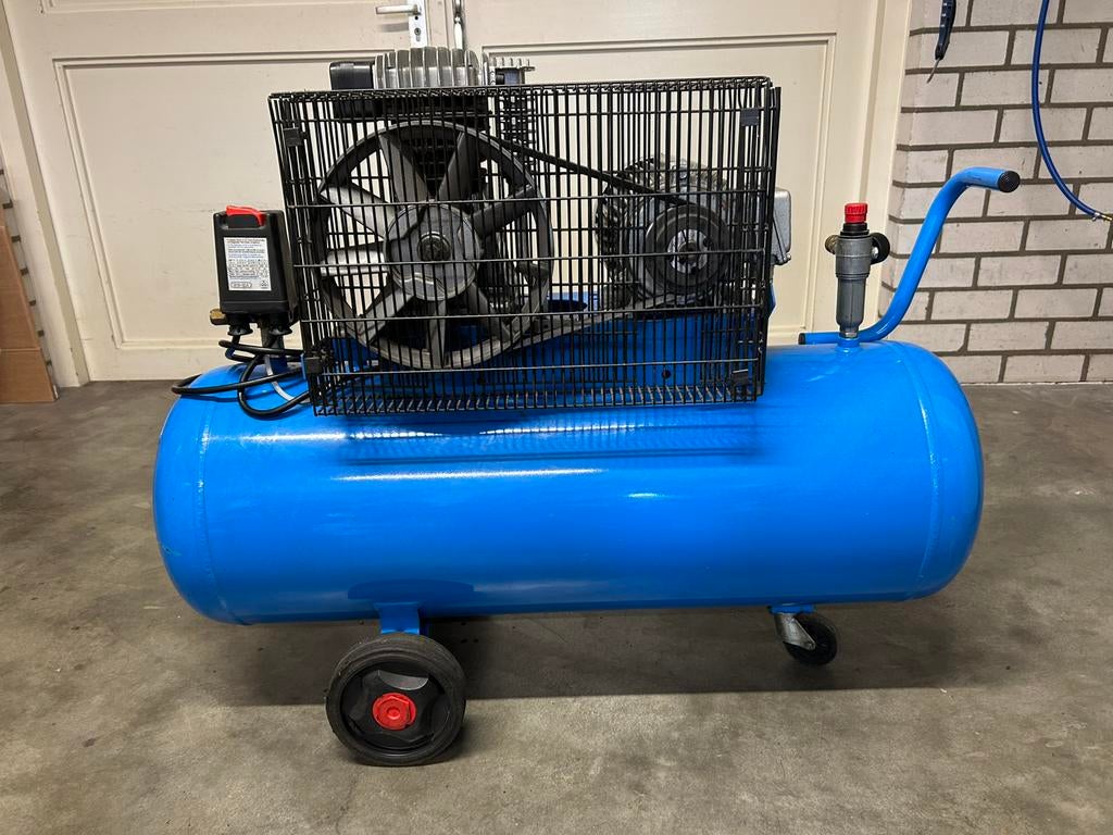 Mobiele compressor 3 fase  10 bar, Doe-het-zelf en Verbouw, Compressors, 100 liter of meer, Ophalen, Zo goed als nieuw, 400 tot 800 liter/min