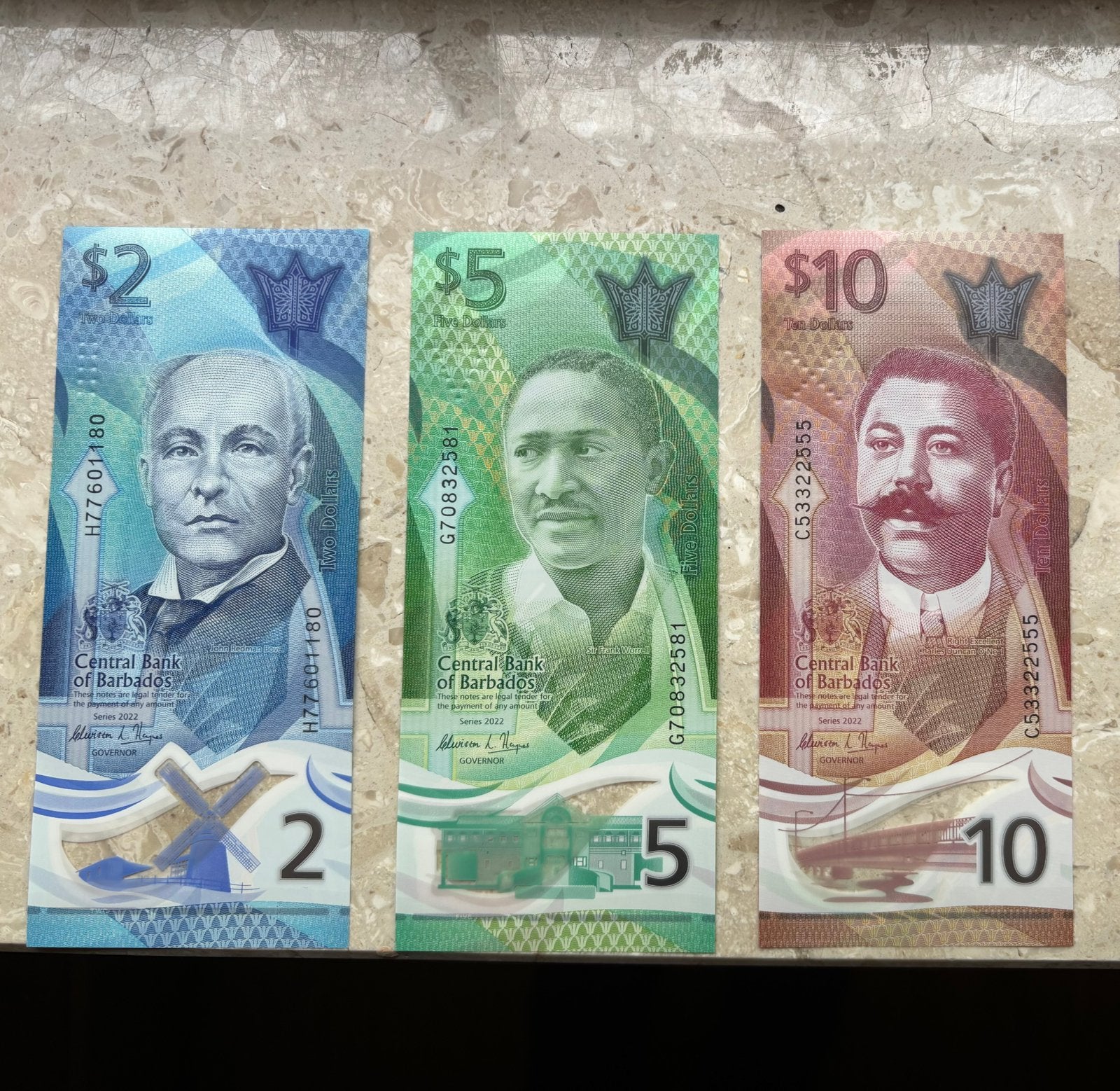 Barbados nieuwste set verticale biljetten $10,5 en 2 Dollars, Ophalen of Verzenden, Midden-Amerika, Setje