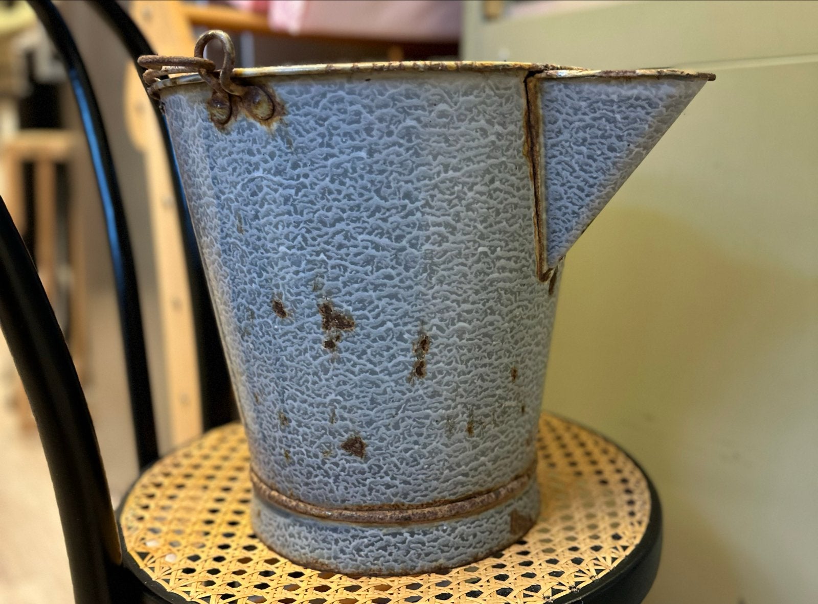 Vintage geëmailleerde emmer met tuit en trechter, Antiek en Kunst, Ophalen of Verzenden