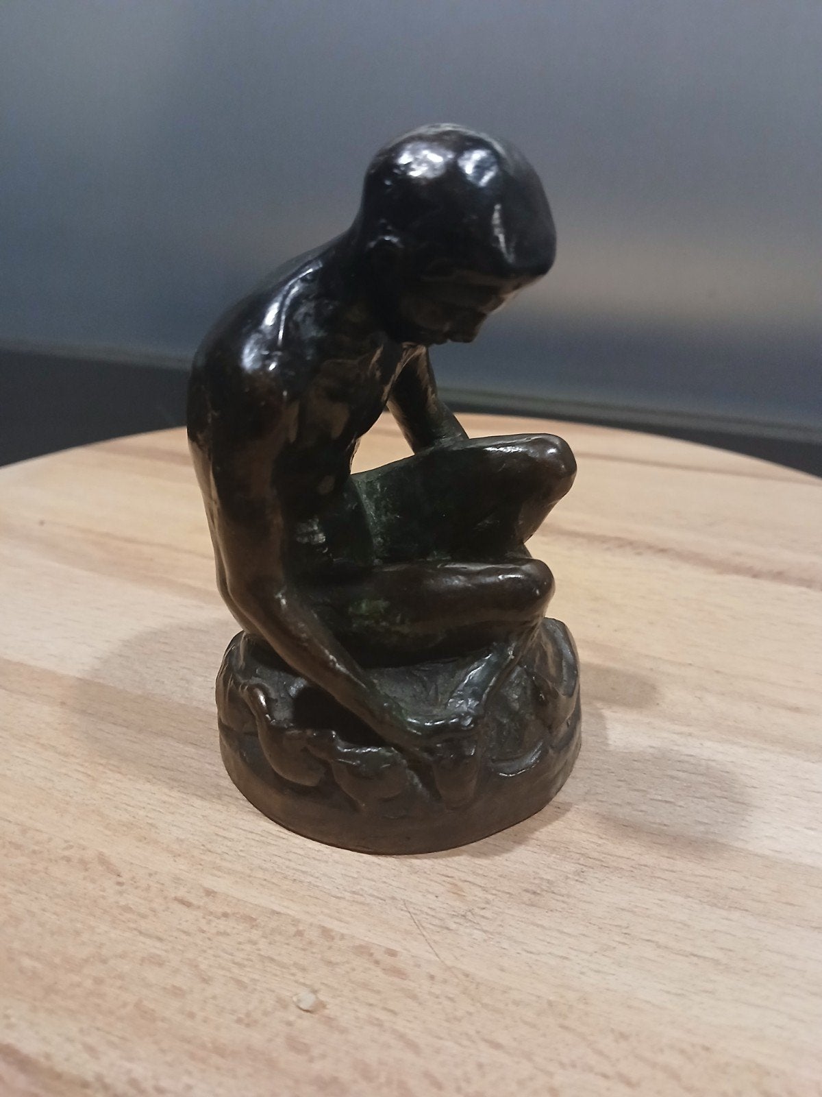 brons zittende man  aan de waterkant, Ophalen of Verzenden