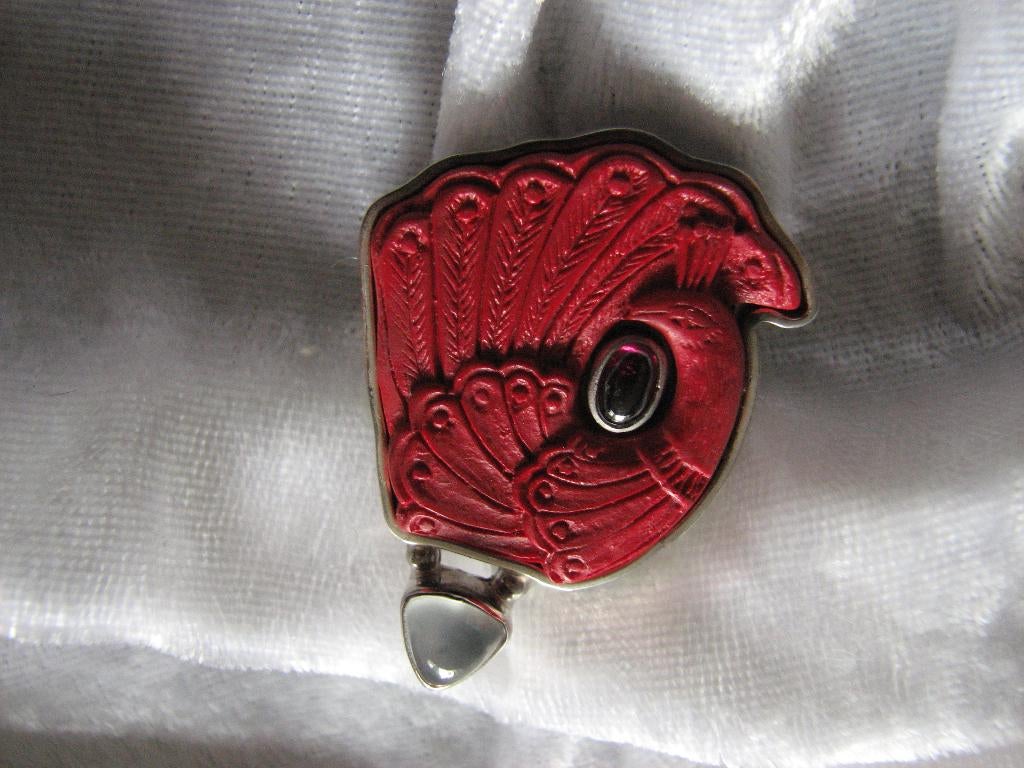Mooie Zilveren Hanger / Broche met Red Carved Cinnabar -Pauw, Verzenden, Zilver, Hanger, Met edelsteen