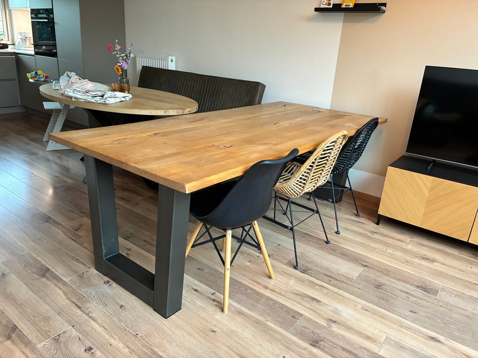 Foto 2 van Robuuste eikenhouten eettafel