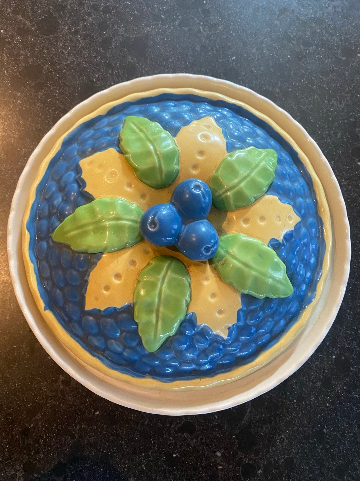 Unieke taartschaal met blauwe bessen decoratie, Ophalen, Zo goed als nieuw, Aardewerk, Schaal of Schalen