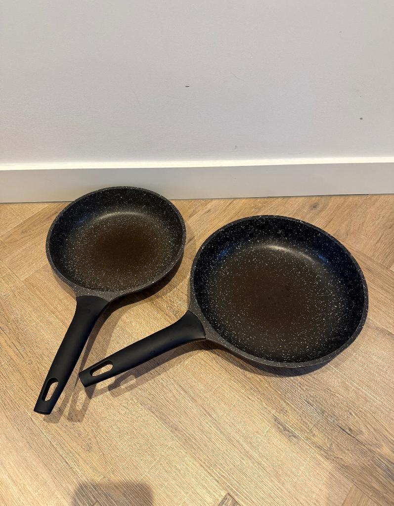 Gebruikt 2x Sola koekenpan 24cm & 28cm anti-aanbak pannen, Gebruikt, Inductieplaat, Ophalen of Verzenden, Rvs