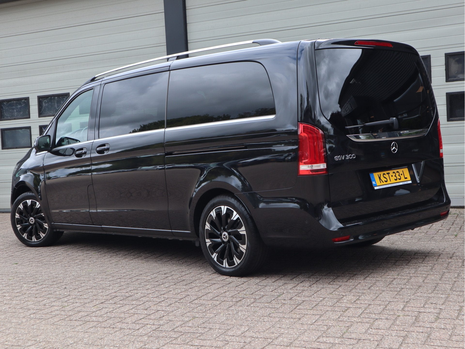 Mercedes-Benz EQV 300 90kWh L3 Extra lang - 8 Persoons - Tax, Auto's, Gebruikt, 8 stoelen, Zwart, 204 pk