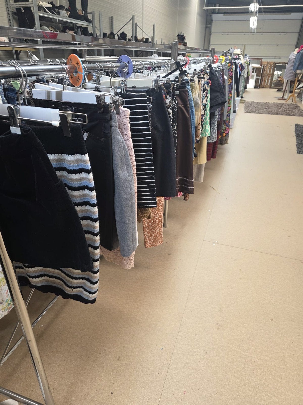 Wekelijks: Grote partij kleding en schoenen (40-50 zakken), Ophalen, Onbekend, Onbekend, Onbekend