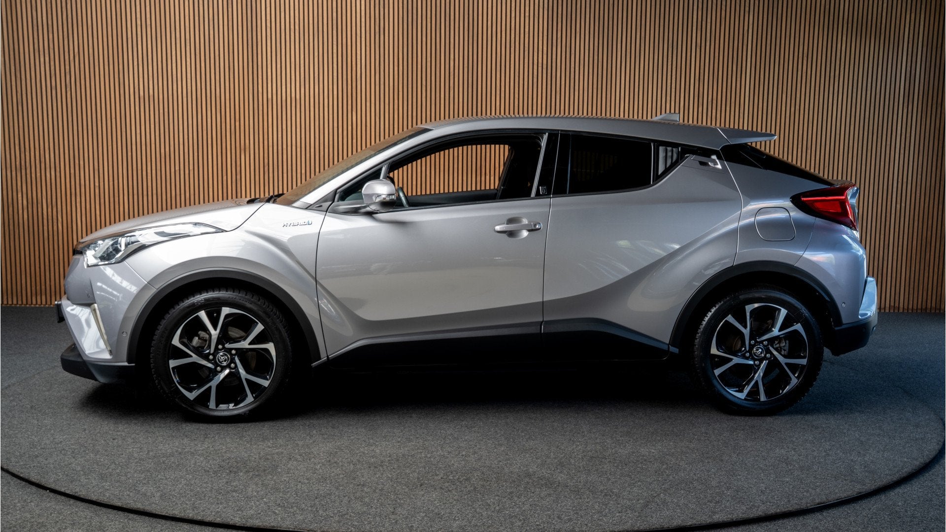 Toyota C-HR 1.8 Hybrid Dynamic Sport (bj 2019, automaat), Gebruikt, 4 cilinders, Origineel Nederlands, Bedrijf