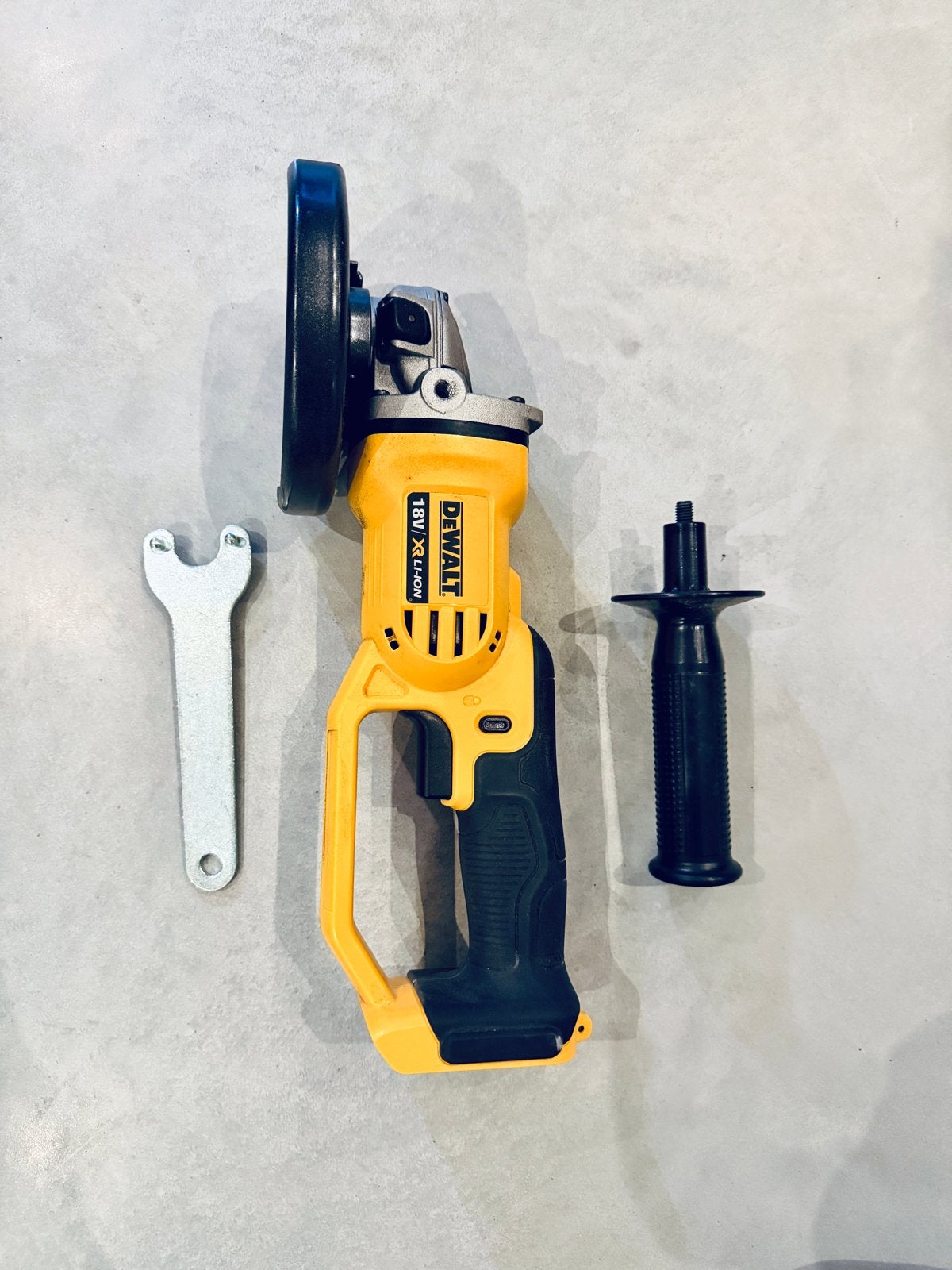 DeWalt DCG412 18V Accu Haakse Slijpmachine, Ophalen of Verzenden, Zo goed als nieuw, Minder dan 700 watt, Haakse handslijpmachine