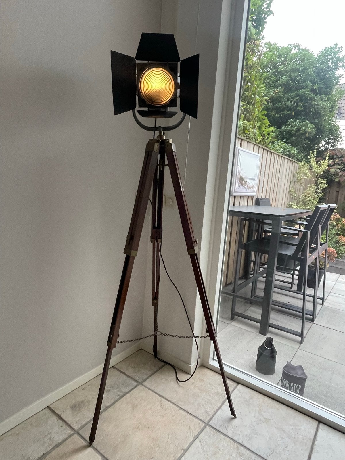 Vintage Strand Electric theaterlamp op statief, Huis en Inrichting, Lampen | Vloerlampen, Gebruikt, 150 tot 200 cm, Hout, E27 (groot)