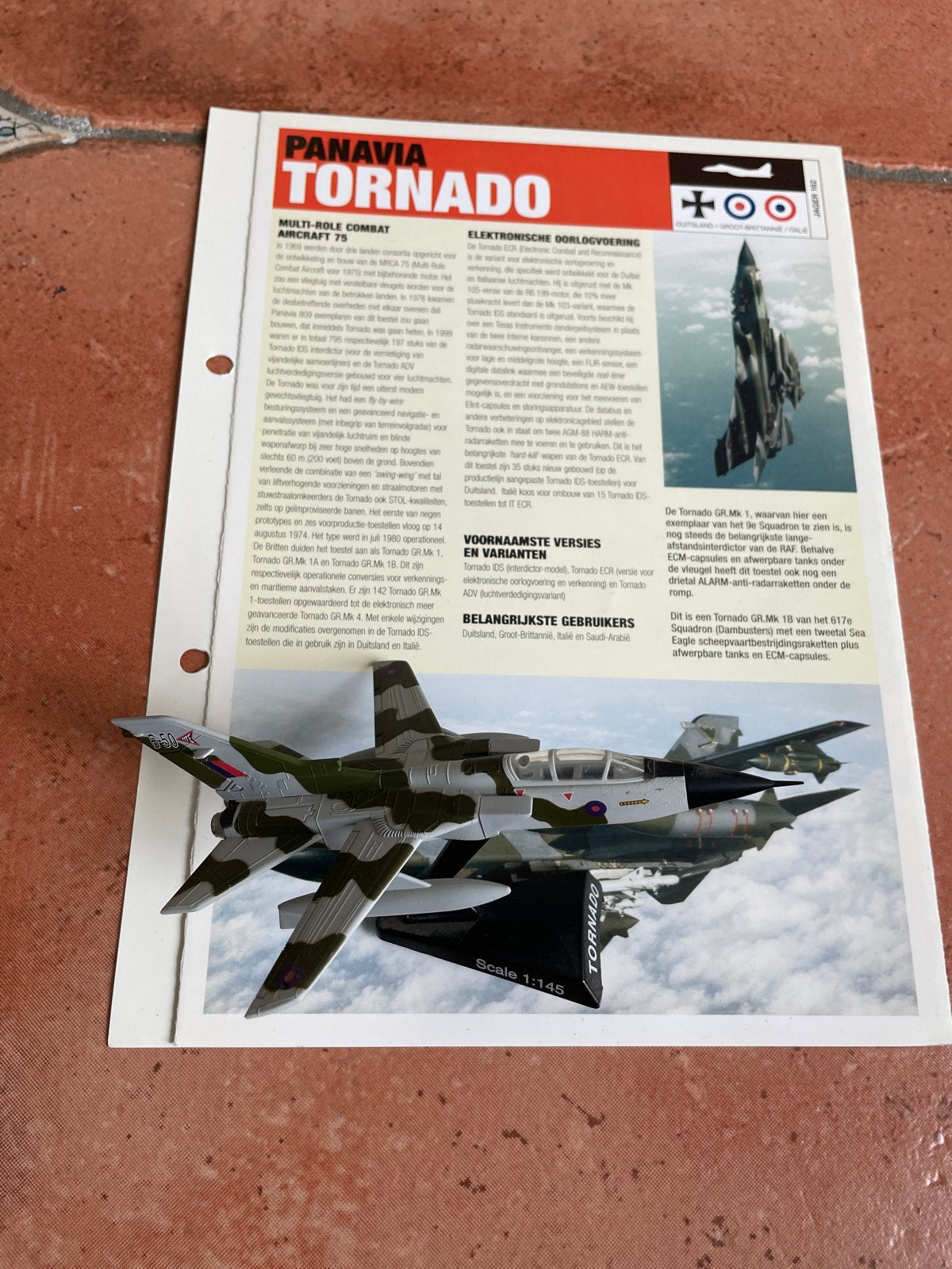 Panavia Tornado schaalmodel 1:145 met informatieblad, Overige merken, 1:144 tot 1:200, Ophalen of Verzenden, Zo goed als nieuw