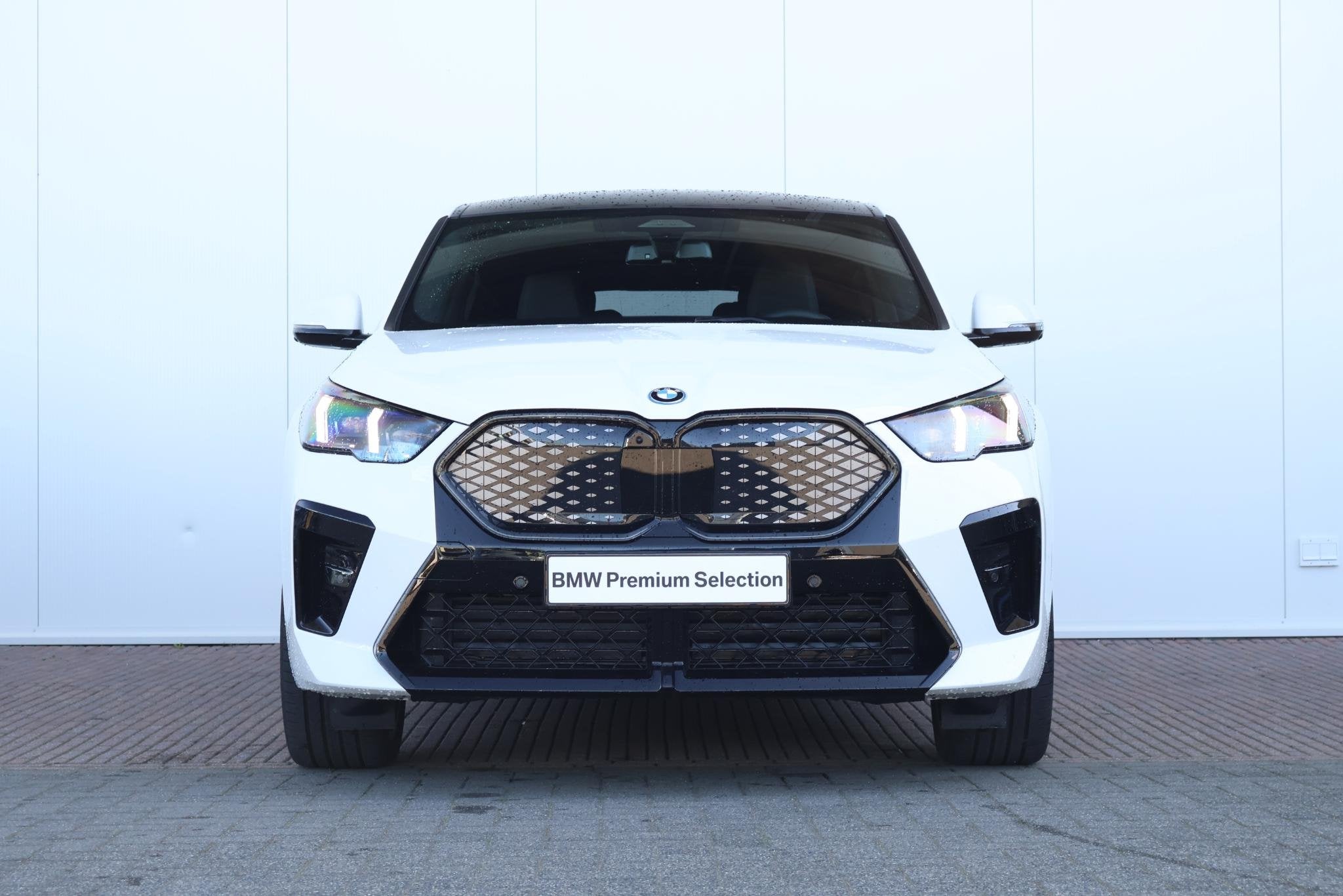 BMW iX2 eDrive20 67 kWh M Sport Edition | SoH 100% | M Sport, Auto's, BMW, IX2, Met garantie (alle), 33 min, Wit