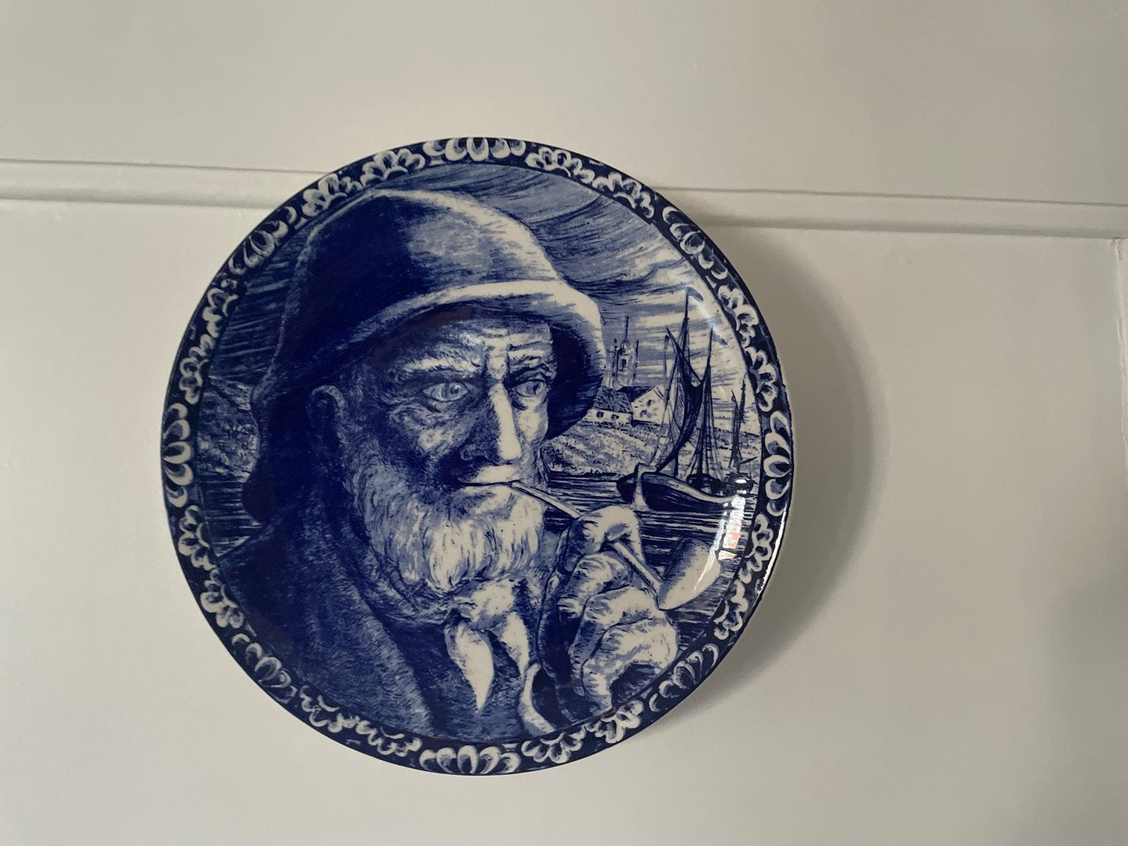 Delfts blauw bord met visser en pijp, Ophalen of Verzenden