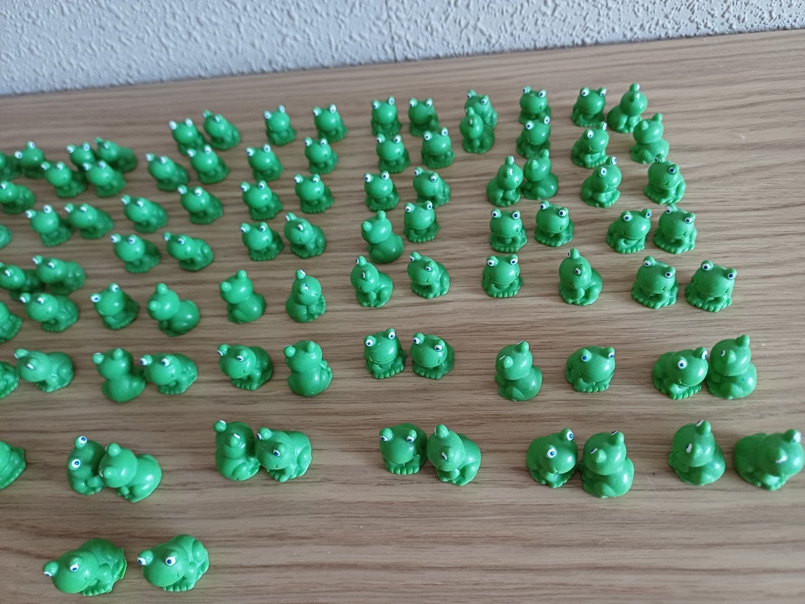 100 Kleine plastic kikkertjes nieuw, Ophalen of Verzenden, Nieuw