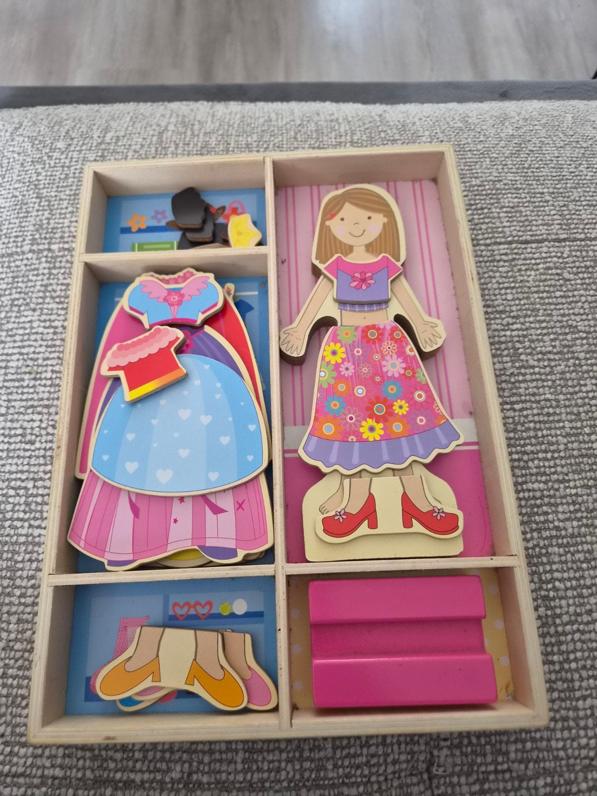Houten aankleedpop met diverse outfits, Ophalen, Zo goed als nieuw