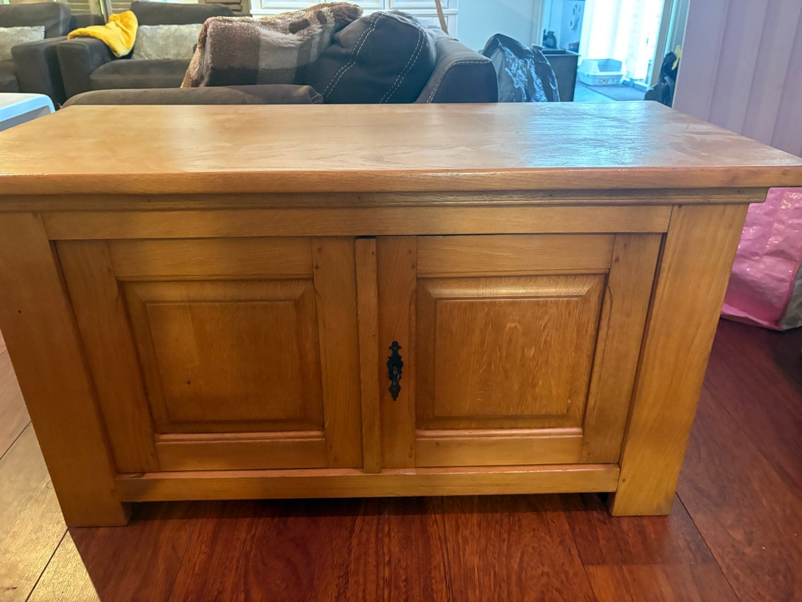 Massief houten kastje met twee deuren, Ophalen, Gebruikt