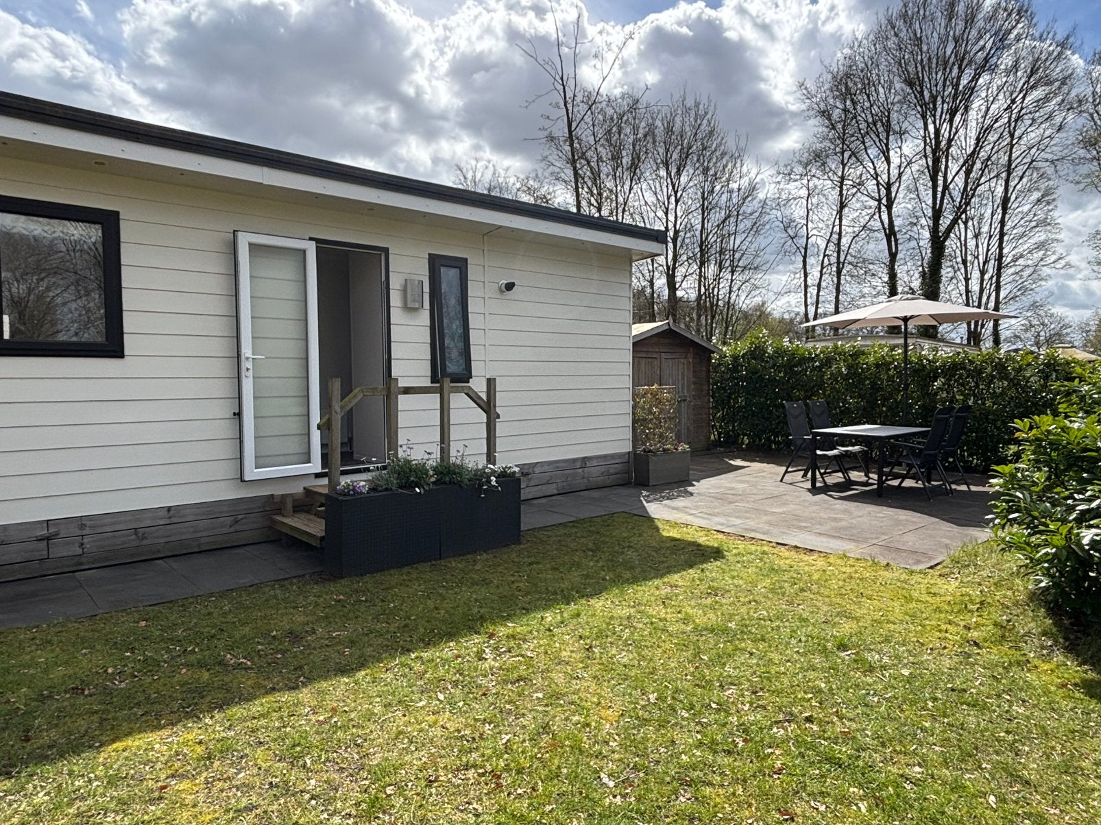 2 VERHUURKLARE CHALETS TE KOOP – SAMEN OF APART