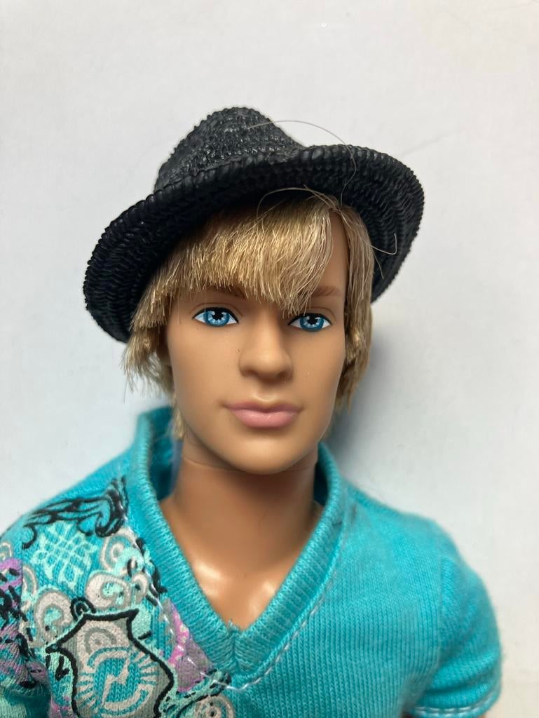 Ken Barbie pop met blauwe trui en spijkerbroek, Ophalen of Verzenden, Gebruikt, Barbie