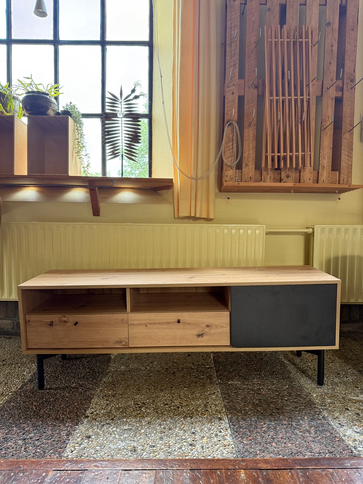 Tv meubel Meubella, Ophalen, 150 tot 200 cm, Zo goed als nieuw, Minder dan 100 cm