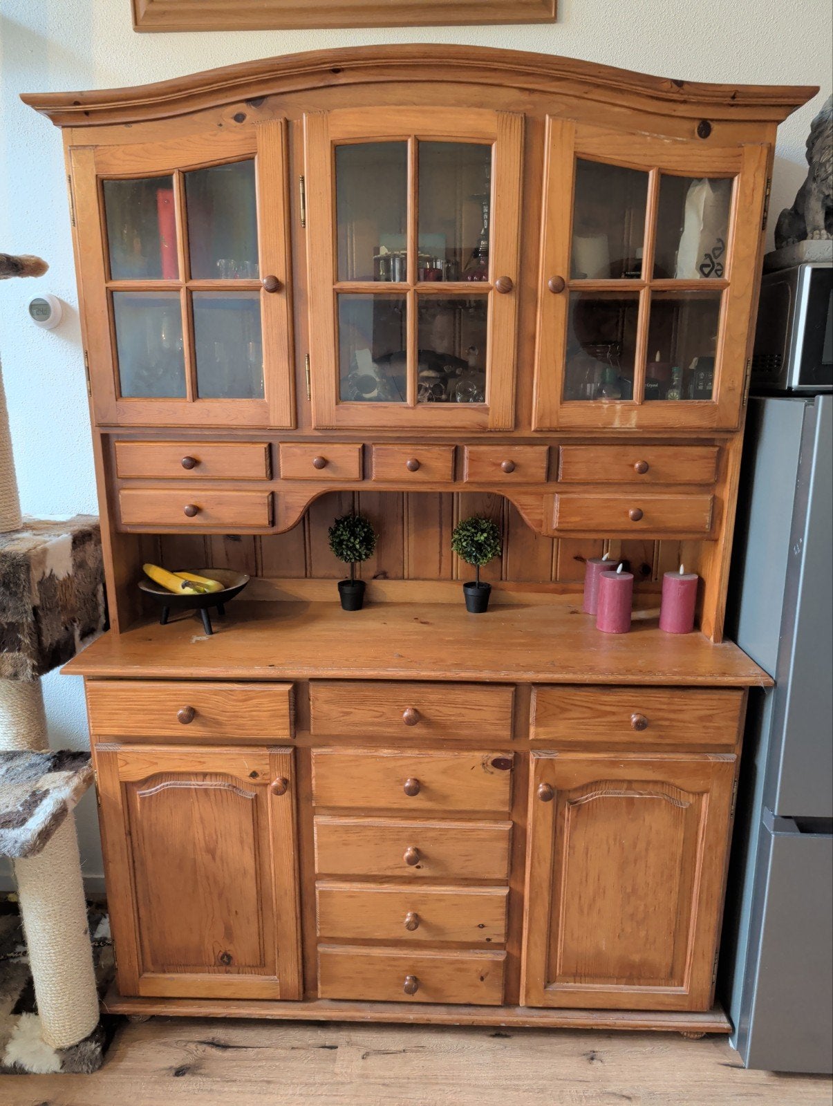 Rustieke houten buffetkast met vitrines en lades, Ophalen