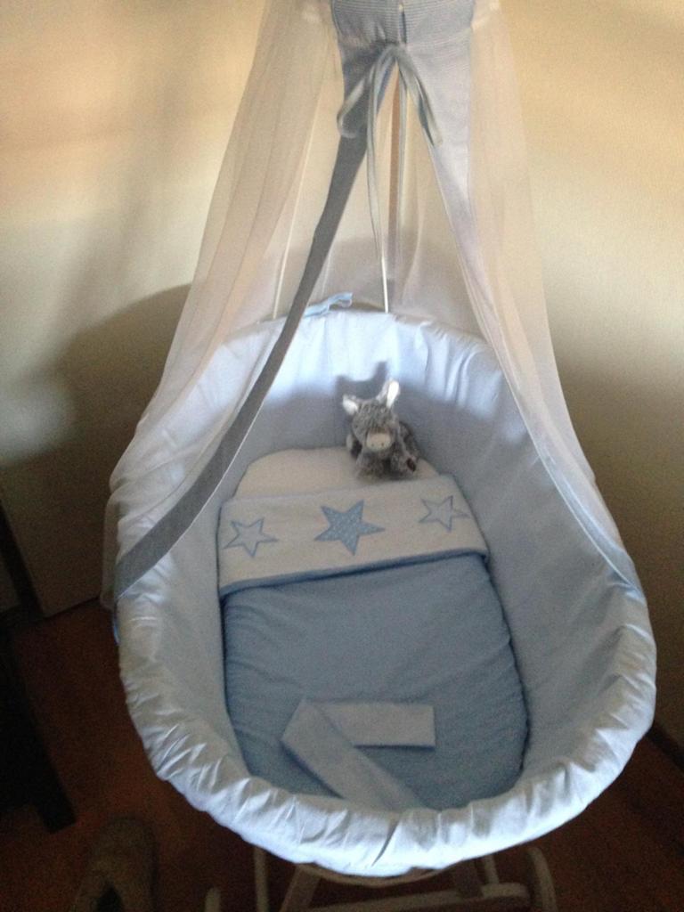 Wieg in rotan witte stijl met prachtige mooie bekleding, Ophalen of Verzenden, Zo goed als nieuw, Minder dan 140 cm, Minder dan 70 cm