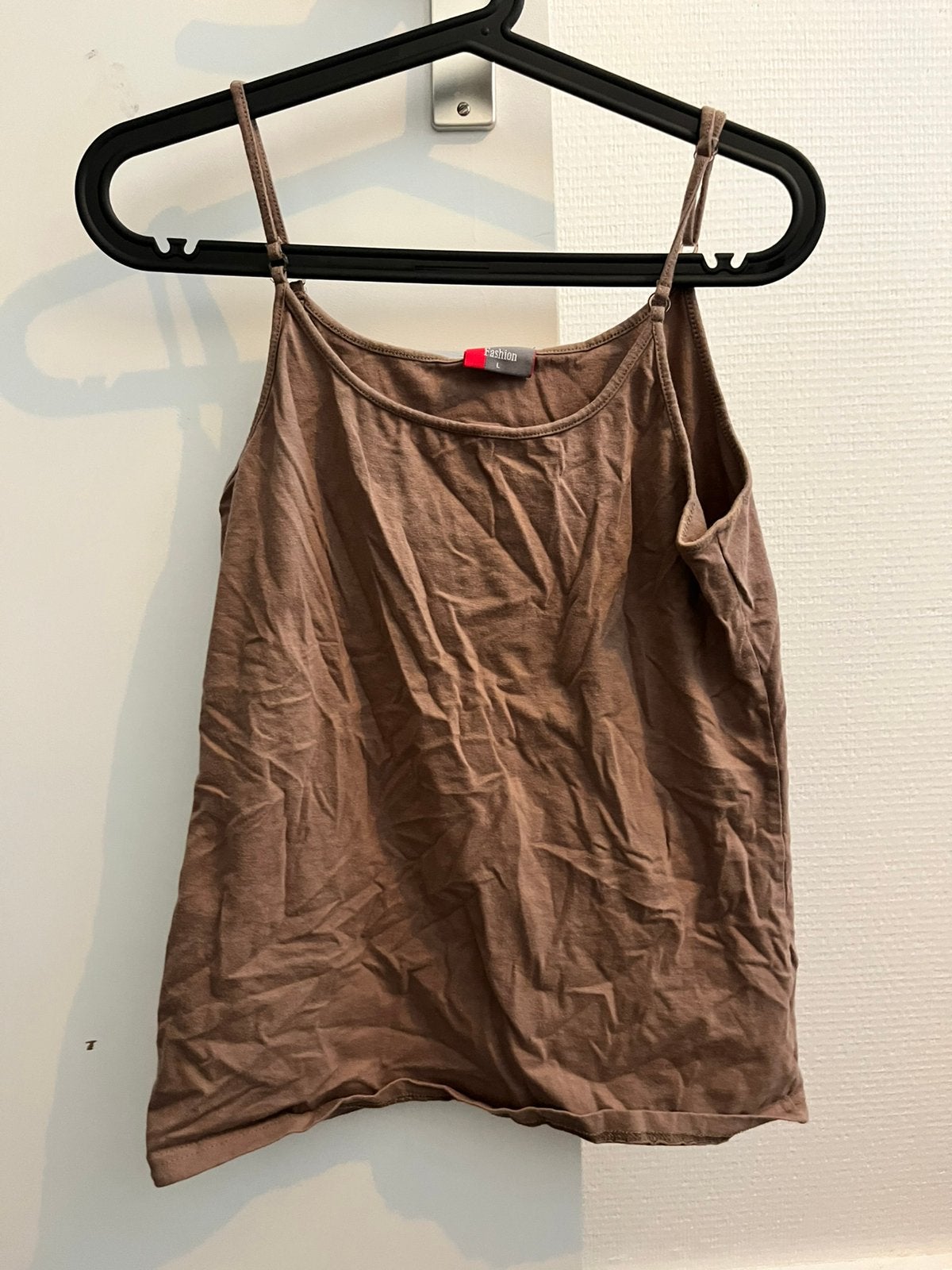 Bruine basic top met spaghettibandjes, maat L, Kleding | Dames, Tops, Zo goed als nieuw, Maat 42/44 (L), Bruin, Zonder mouw, Ophalen of Verzenden
