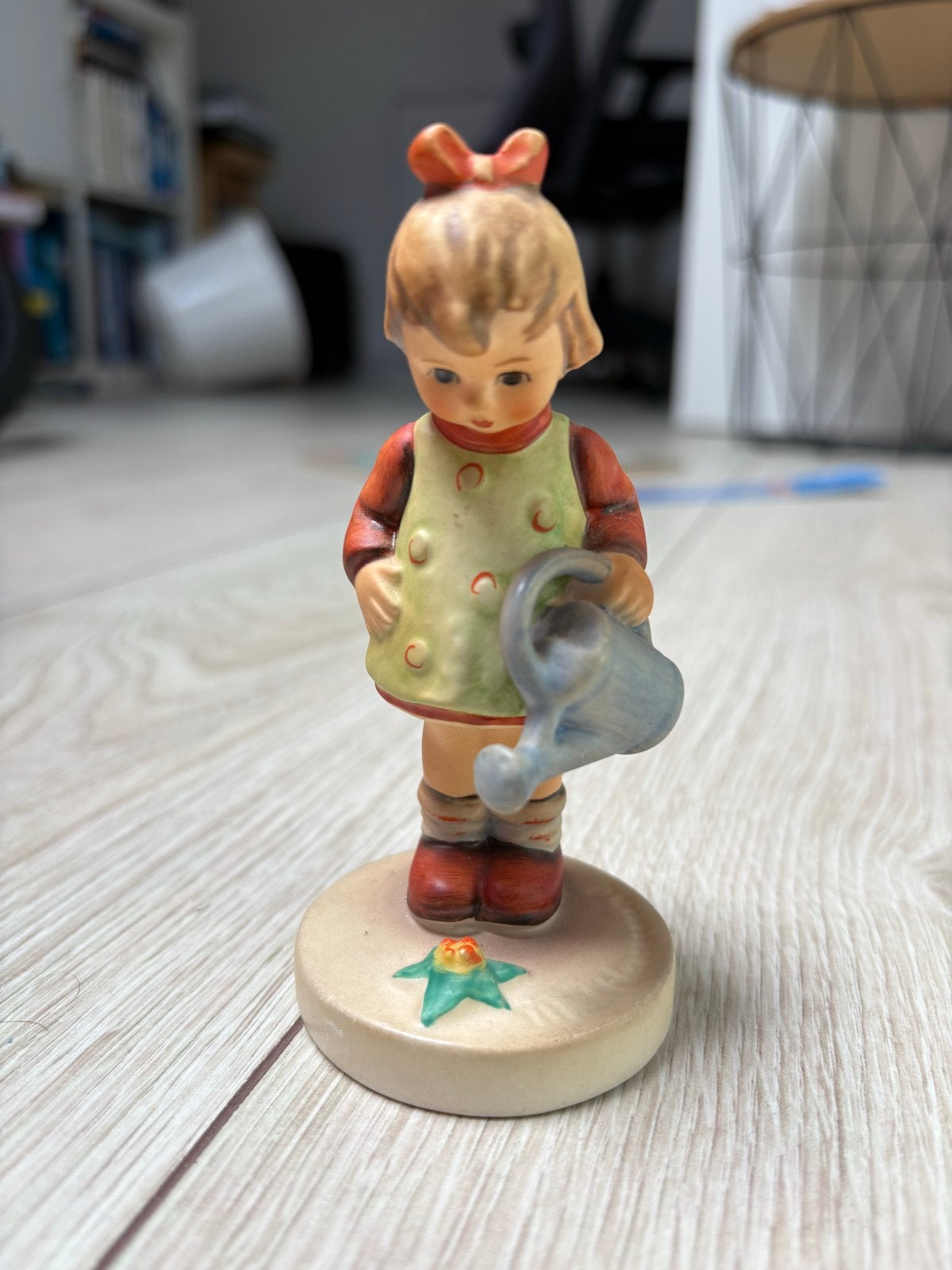 Vintage Hummel beeldje meisje met gieter, Verzamelen, Beelden en Beeldjes, Ophalen of Verzenden, Gebruikt, Hummel