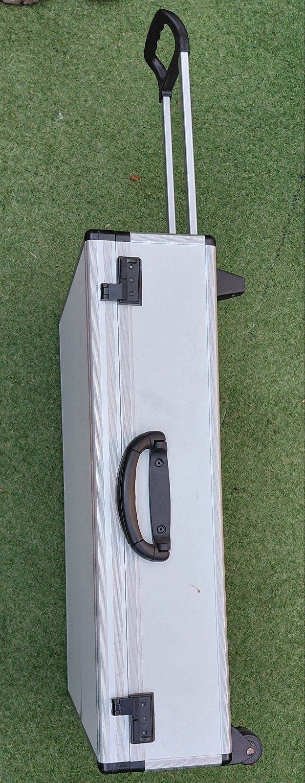 Aluminium koffer met uitschuifbaar handvat en wieltjes, 60 tot 70 cm, Wieltjes, Gebruikt, Ophalen of Verzenden