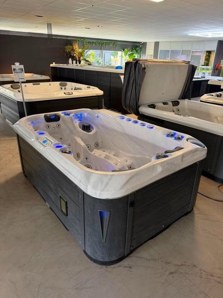 Luxe 3-Persoons Spa / Jacuzzi met Lounge – Plug & Play, Ophalen, Zo goed als nieuw, Trap, Vast