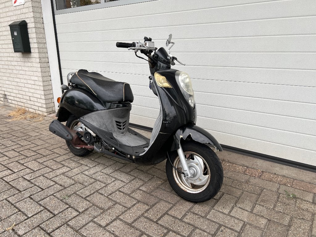 Sym Mio Bromscooter. Geel kenteken. 45KM. Defect., Fietsen en Brommers, Scooters | SYM, Gebruikt, Maximaal 45 km/u, 49 cc, Benzine