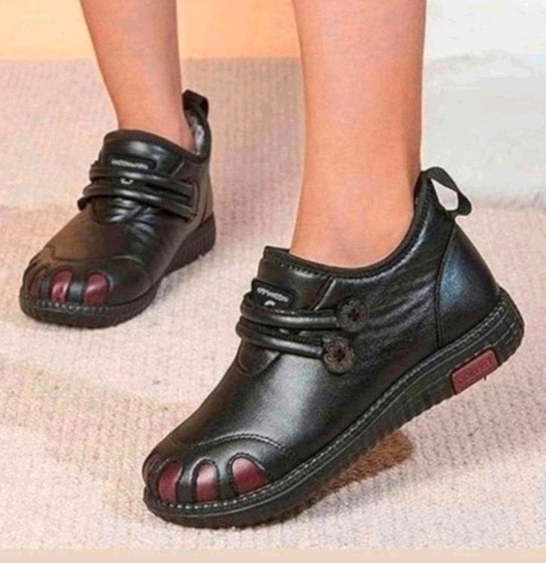 Nieuwe, warme schoenen in maat 36. De binnenzool meet 23 cm., Nieuw, Ophalen of Verzenden, Instappers, Zwart