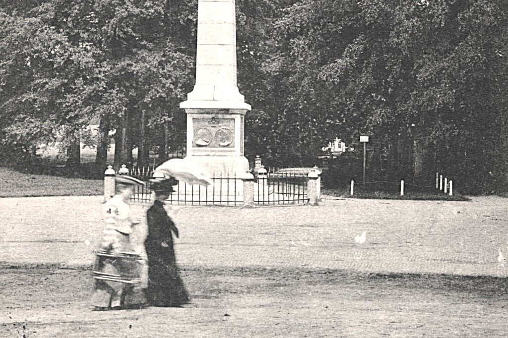 968853	Apeldoorn	Gedenkzuil	Paleislaan	1908	Gelopen, Ophalen of Verzenden, Voor 1920, Gelopen, Gelderland