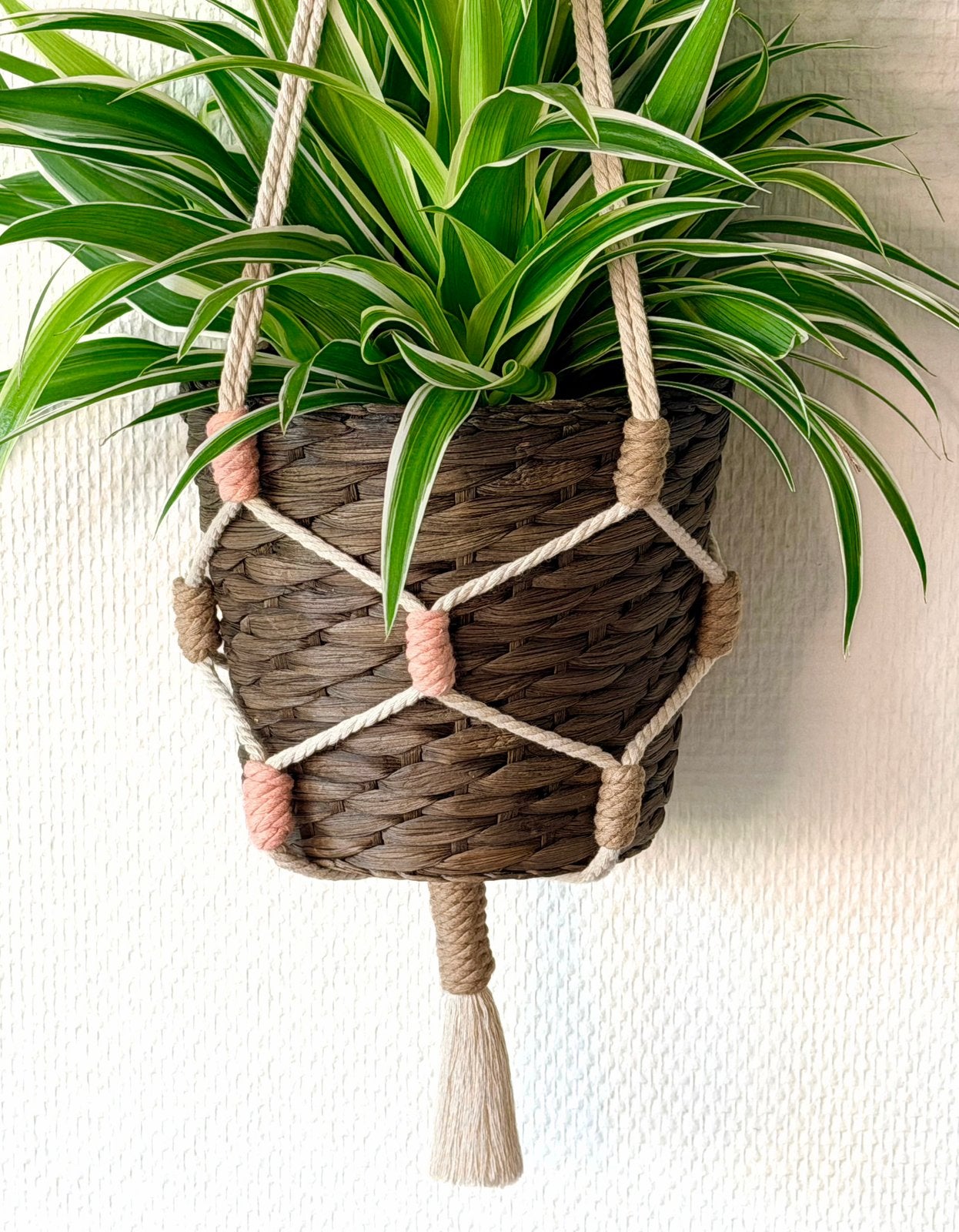 Handgemaakte macramé plantenhanger - beige/oudroze/taupe, Textiel, Nieuw, 74 cm, Ophalen of Verzenden