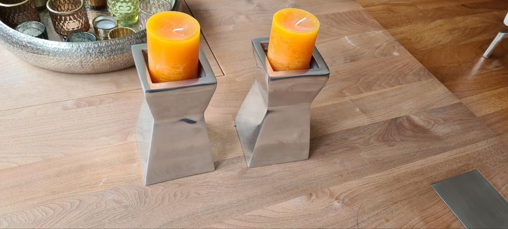 2 stuks moderne aluminium kaarsen kandelaars, Ophalen of Verzenden