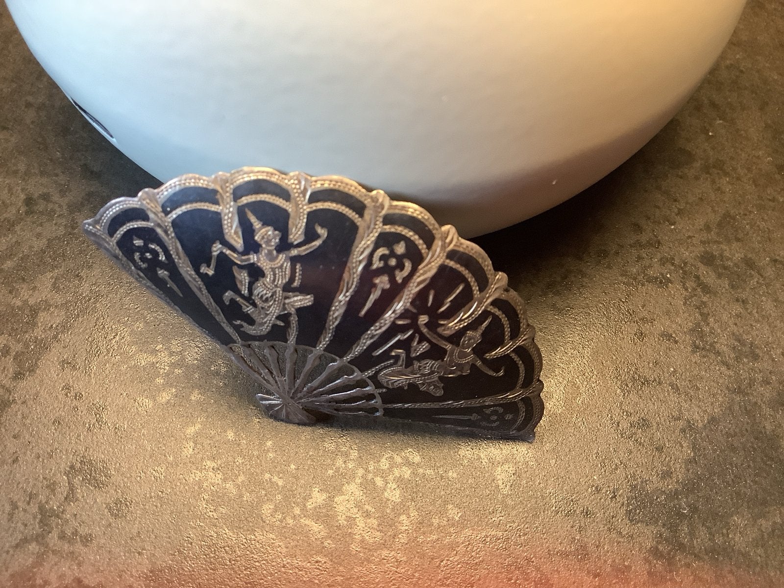 Vintage Zilveren Waaier Broche met Dansende Figuren, Ophalen of Verzenden, Gebruikt, 4 tot 7 cm, Zilver