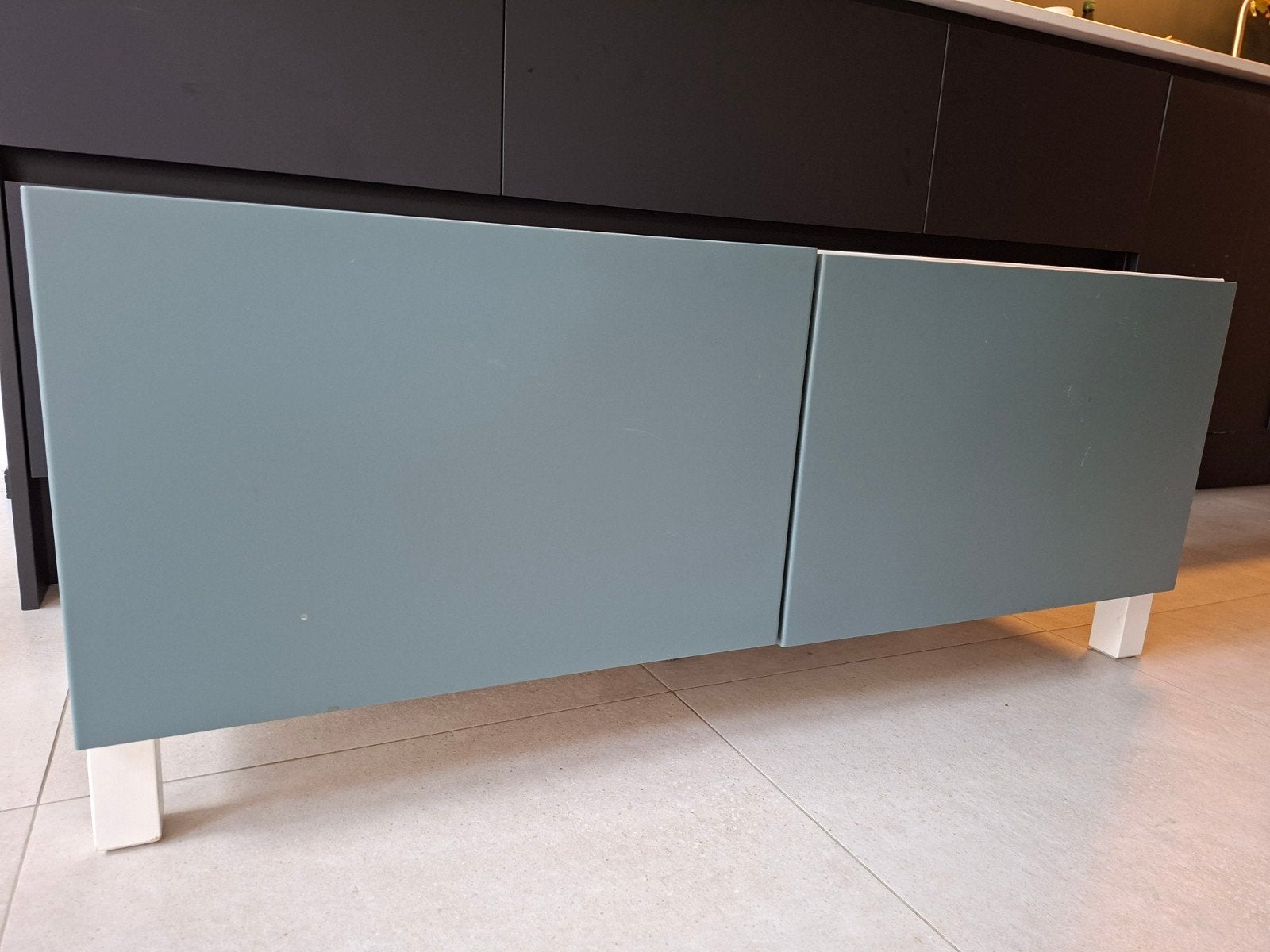 IKEA Besta kast met poten (grijsgroen/blauw), Ophalen, Zo goed als nieuw