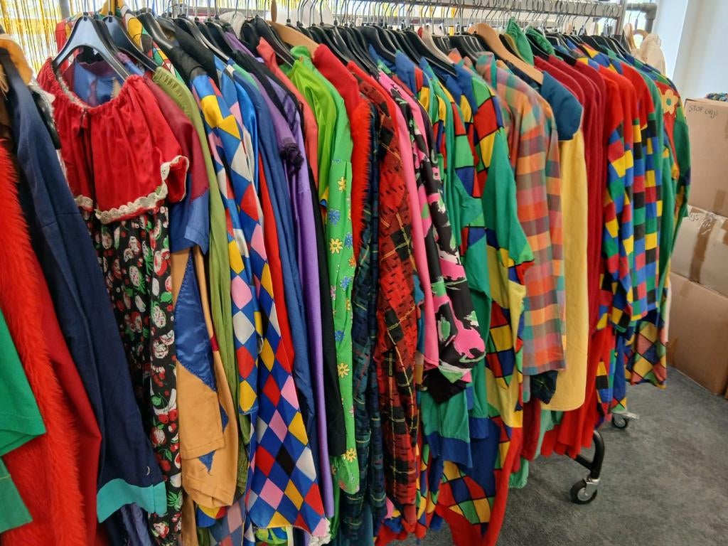 Zeer veel feestelijke clownspakken en kleurige clownsjassen, Ophalen, Maat 56/58 (XL)