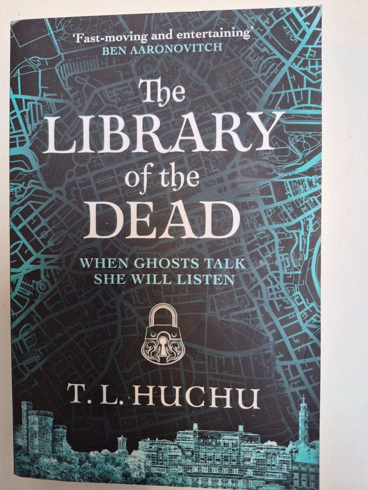 The Library of the Dead - T.L. Huchu (Engels), Ophalen of Verzenden, Zo goed als nieuw, T.L. Huchu, Wereld overig