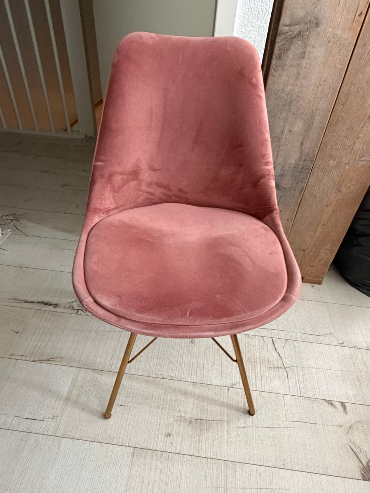 Roze fluwelen stoel met gouden poten, Huis en Inrichting, Stoelen, Ophalen, Overige kleuren, Zo goed als nieuw, Eén