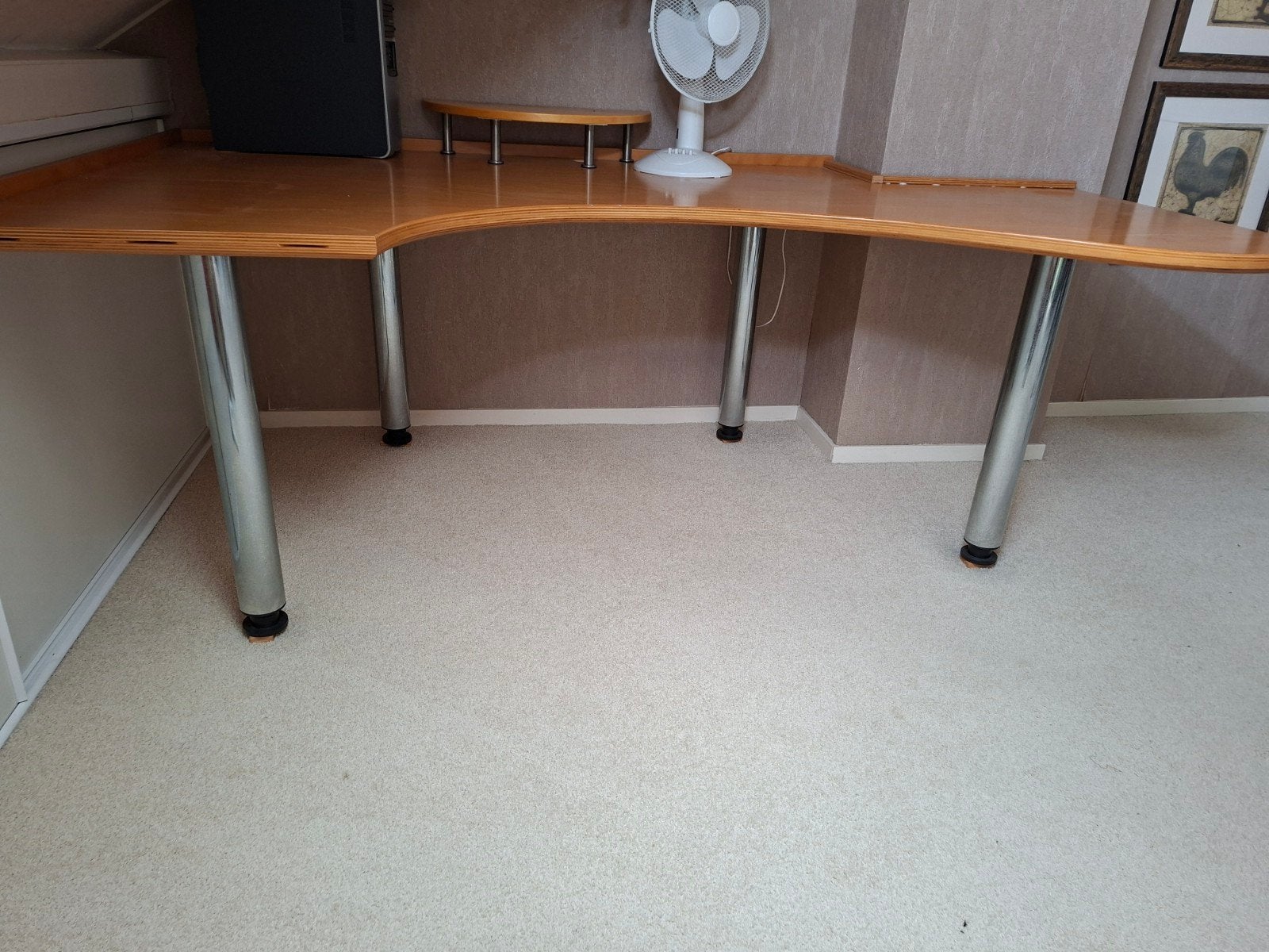 Bureaublad met verstelbare zilver kleurige poten., Huis en Inrichting, Bureaus, Ophalen, Gebruikt, Hout, Bruin