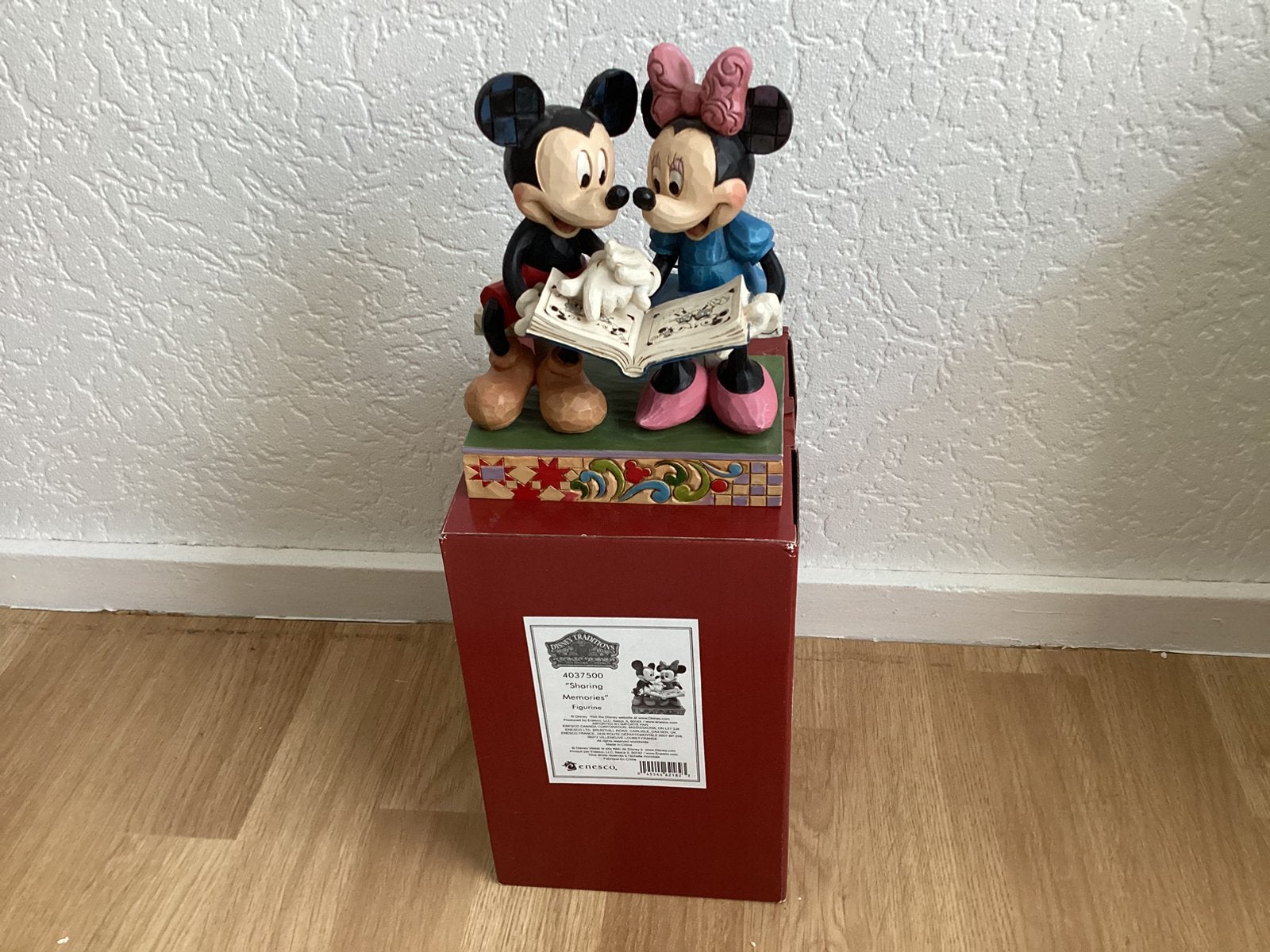Disney traditions mickey en minnie met boek, Verzamelen, Disney, Ophalen of Verzenden, Mickey Mouse, Zo goed als nieuw, Beeldje of Figuurtje
