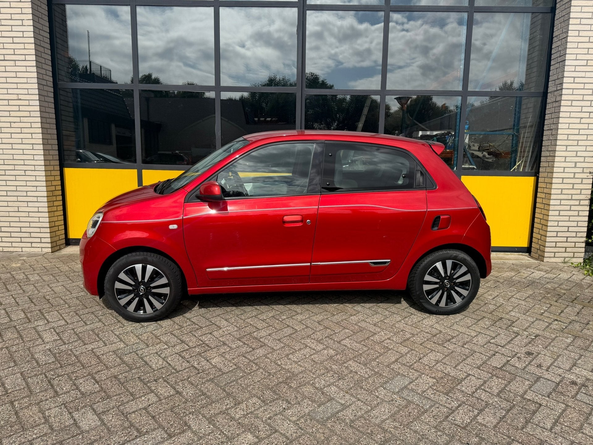 Renault Twingo Intens, Achteruitrijcamera, Groot scherm & Ha, Auto's, Renault, Voorwielaandrijving, Twingo, Gebruikt, Zwart