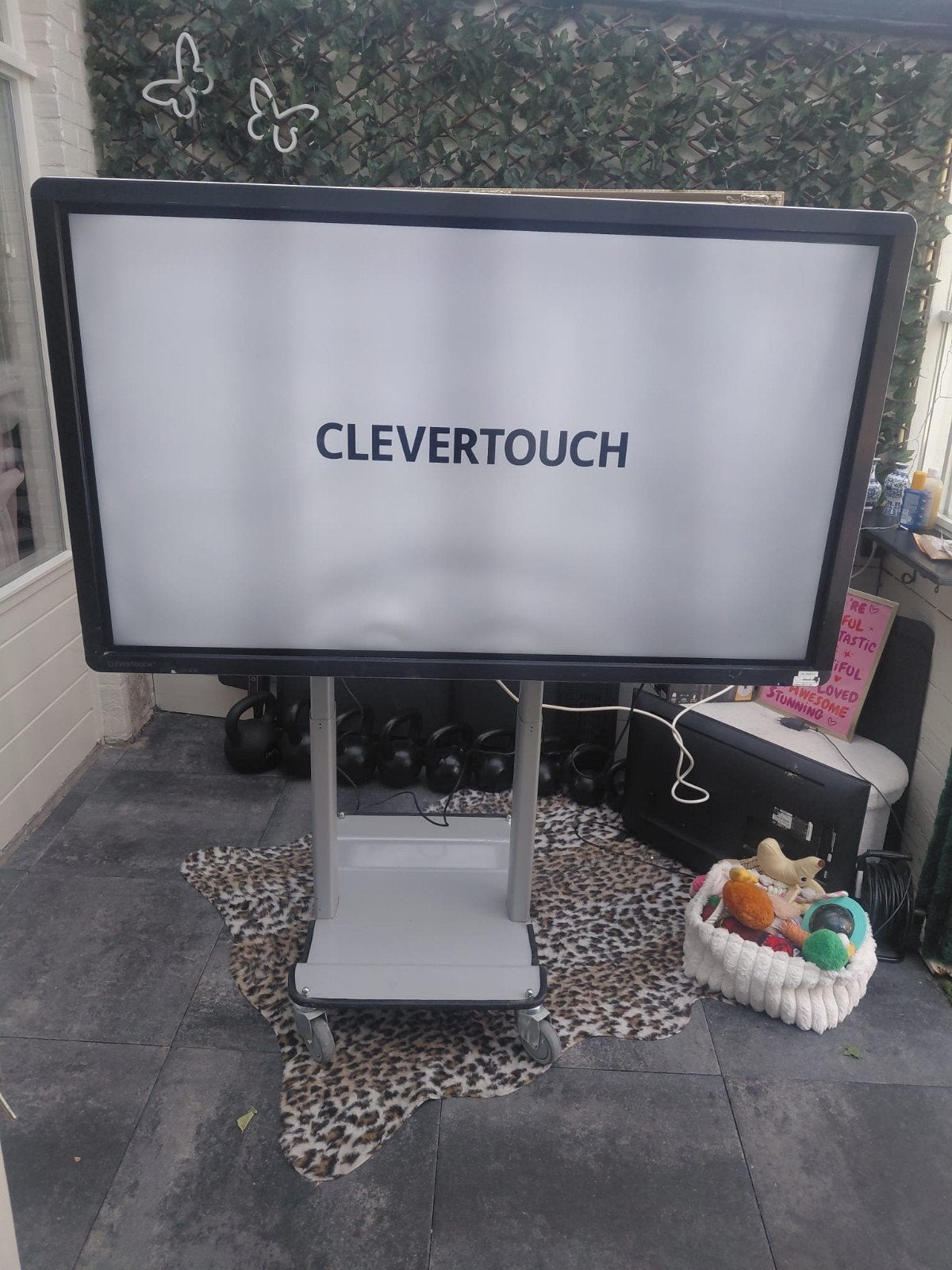 CleverTouch 65 inch touchscreen met elektrische lift, Gebruikt, 50 Hz, 100 cm of meer, Ophalen