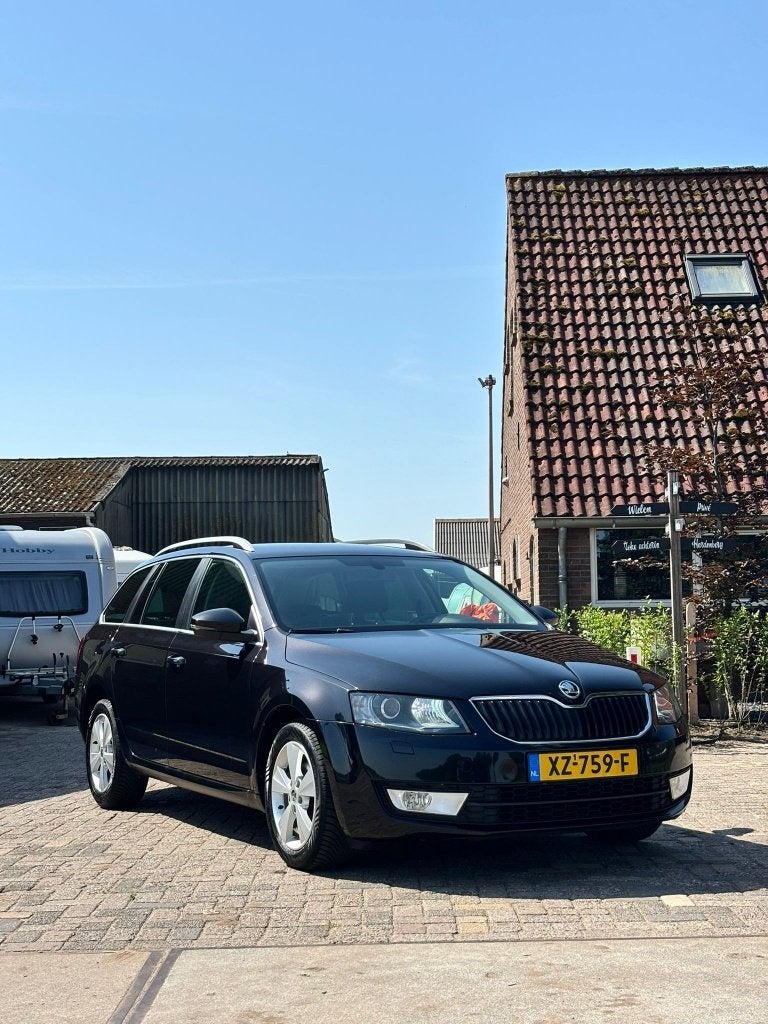 Skoda Octavia 1.6 TDI Combi Elegance met trekhaak en gechipt, Auto's, Skoda, Voorwielaandrijving, Zwart, 4 cilinders, Leder en Stof