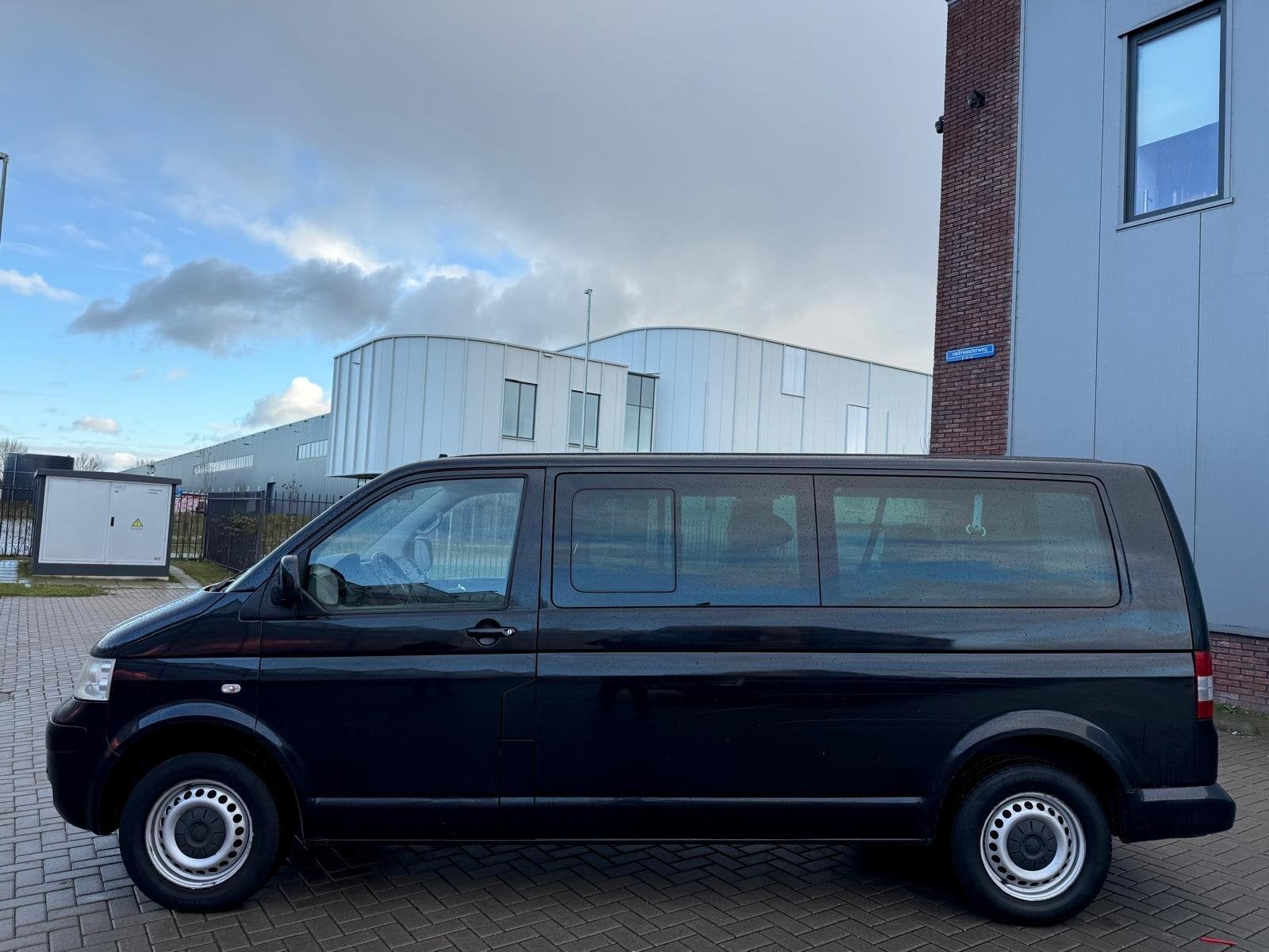 Volkswagen Transporter Kombi 2.5 TDI 340 Highline CARAVELLE, 8 stoelen, 2000 kg, Zwart, Bedrijf